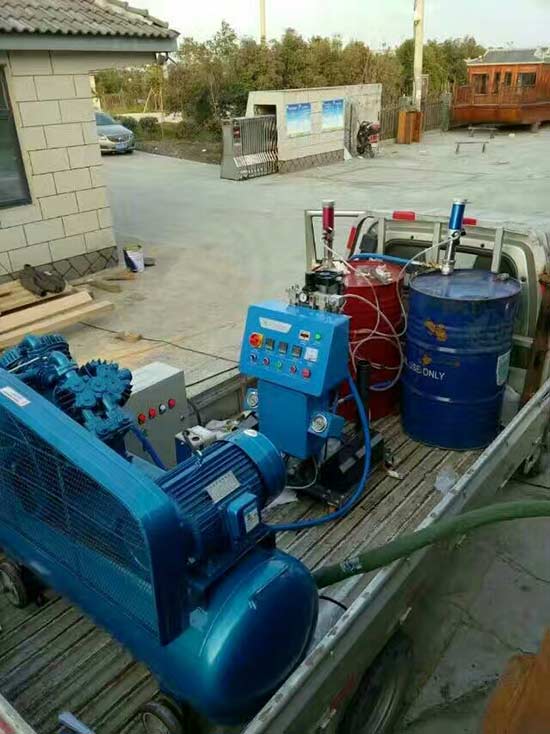 聚脲噴涂工藝是否適合在屋面的防水工程的應(yīng)用(圖2) 聚脲噴涂設(shè)備室外施工