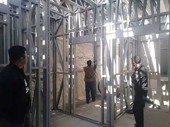 輕鋼房屋用聚氨酯保溫的效果好不好 用哪種噴涂機(jī)(圖1) 輕鋼房屋用聚氨酯保溫噴涂